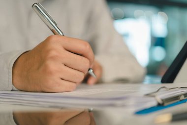 İşadamı imza atan bir kalemle yatırım sözleşmesi imzalıyor. Mali ve sigorta, iş başvurusu.