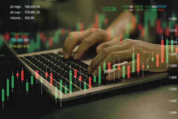 Empresário Usando Gráfico Análise Computador Portátil Diagramas Índice Mercado Ações — Fotografia de Stock
