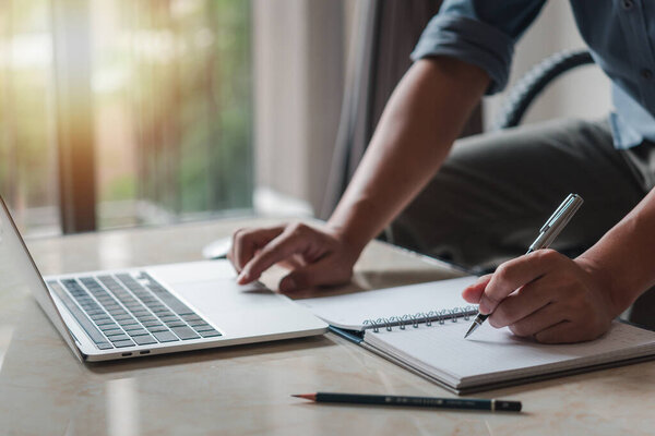 Прочтение и письмо на book.education изучает развитие знаний и концепцию познания.