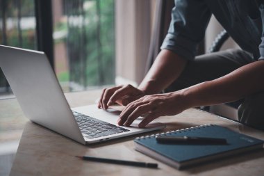Eller bir tuş tahtasına basıyor. İş adamı yeni bir proje üzerinde çalışıyor. Not defteri, iş araması, internet üzerinden arama, online alışveriş..