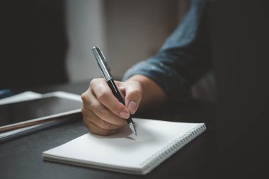 İşyerinde dizüstü bilgisayar kullanarak ve not defteri yazarak çevrimiçi ders öğrenme, eğitim geliştirme veya bilgi geliştirme kavramı.