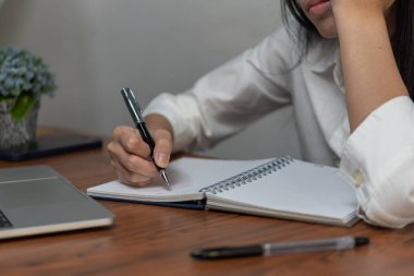 Business sperson kitap üzerinde okuma ve yazma. Eğitim bilgi geliştirme ve bilişsel öğrenme kavramı.