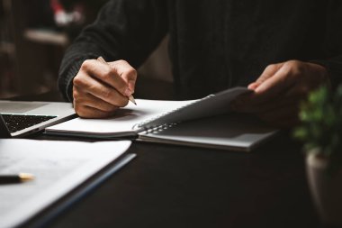 Business sperson kitap üzerinde okuma ve yazma. Eğitim bilgi geliştirme ve bilişsel öğrenme kavramı.