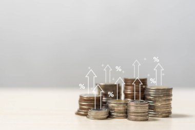 Madeni para yığını yatırım ekonomisi, ekonomik büyüme enflasyonu. Para tasarrufu. İş dünyası finansal konsepti.
