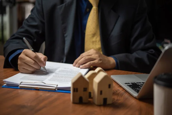 Бизнесмен Ручкой Просматривает Документы Продаже Недвижимости Страхованию Покупке Дома Уплате — стоковое фото