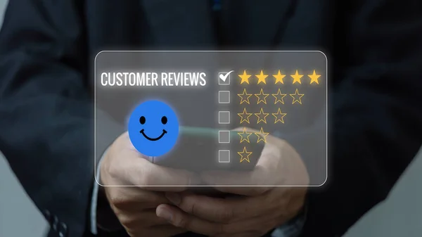 Podnikatel Používající Mobilní Smartphone Hodnocení Spokojenosti Zákazníků Koncept Průzkumu Spokojenosti — Stock fotografie