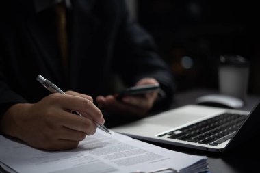 İşadamı Belgeleri Kontrol Ediyor Pazarlama ve raporlama Ya da Sözleşme Kanun Kağıtlarını Kalemle İmzalamak.