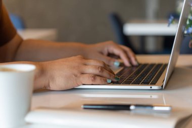Klavyede dizüstü bilgisayarda yazan bir kadın klavyede bilgi arıyor. Yakından. Teknoloji dijital, çevrimiçi iletişim, evden çalışma, serbest ticaret, e-ticaret,