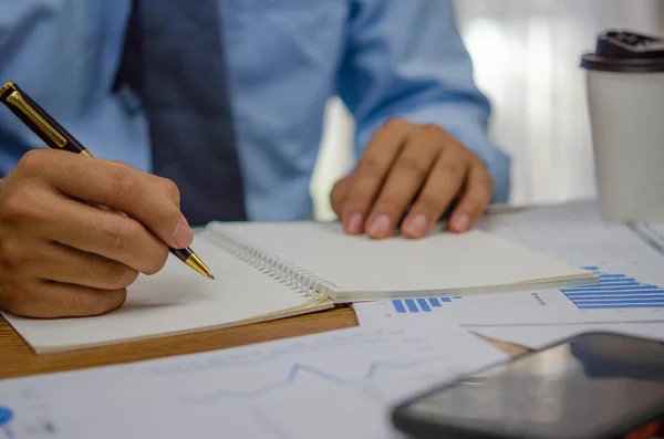 Empresário Usando Caneta Escrever Nota Livro Planejamento Diário Análise Estatística — Fotografia de Stock