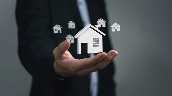 房地产概念业务 家庭保险和房地产保护 在虚拟屏幕上在线买卖房屋和房地产 — 图库照片
