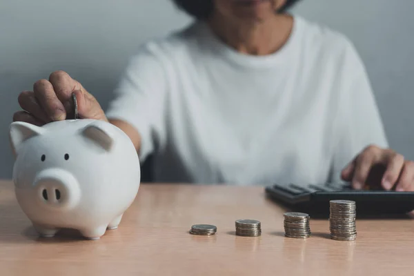 Senior Vrouw Zit Aan Een Tafel Bespaart Haar Geld Voor — Stockfoto
