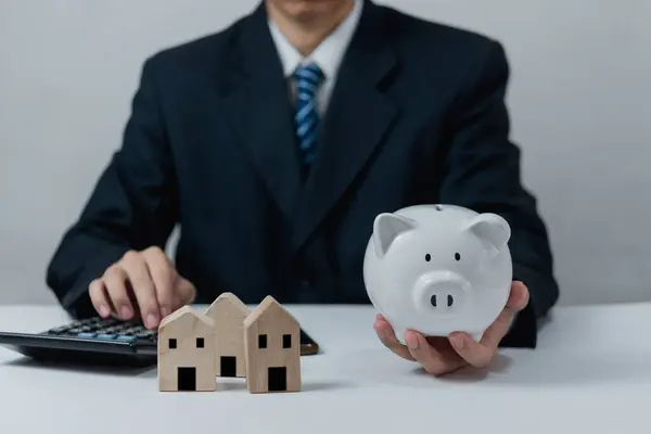 Empresario Sosteniendo Piggy Bank Con Home Calculator Business Inversiones Financieras — Foto de Stock