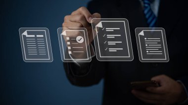 İşadamı elektronik belge yönetimini kalem dijital teknoloji sanal ekranı ile imzaladı.