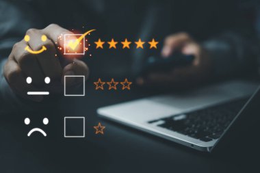 Beş yıldızlı Müşteri Hizmetleri Memnuniyet Konsepti. Kaliteyle ilgili geri bildirim projeleri, pazarlama materyalleri ve markalaşma için cep telefonu taşıyan bir işadamı.