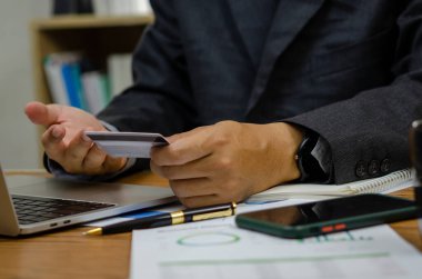 Businessperson, modern işlemler, mali işlemler, çevrimiçi alışveriş ve kişisel finans alanında ödeme metodunu kullandı.Kredi kartlarını elinde tutarak finansmanlarını yönetir ve güvenli ödemeler yapar.