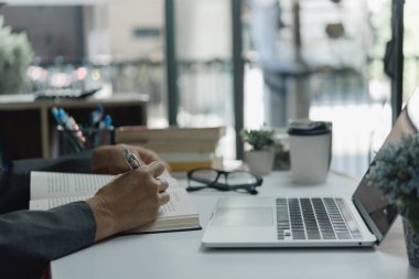 İşyeri dizüstü bilgisayarında online öğrenme. Ders dinlerken ya da etkileşimli faaliyetlerde bulunurken not defterine not almak.