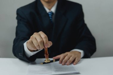 Kontrat ya da kağıt işi ve belge damgası. Resmi ve yasal sözleşmeler ve anlaşmalar, mali açıklamalar, yatırım sözleşmeleri, gayrimenkul belgeleri için.