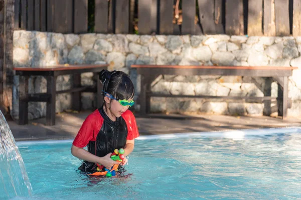 Aziatisch Klein Meisje Badpak Spelen Met Speelgoed Bij Zwembad Gelukkig — Stockfoto