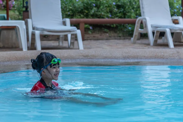 Asijské Holčička Plavkách Plavání Bazénu — Stock fotografie