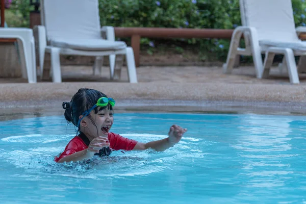 Aziatisch Klein Meisje Een Badpak Zwemmen Bij Het Zwembad — Stockfoto