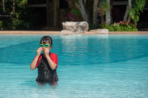 穿着泳衣的亚洲小女孩在游泳池游泳 — 图库照片