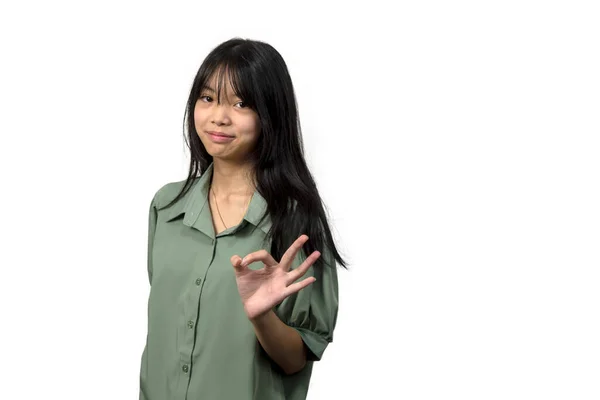 Gadis Asia Dengan Kemeja Hijau Berdiri Tanda Latar Belakang Putih — Stok Foto