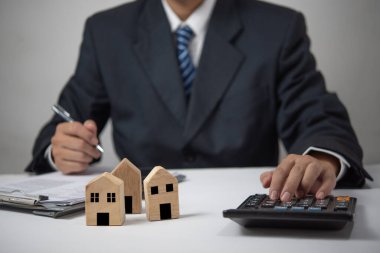 Emlak satmak, sigorta, ev almak ve arazi vergisi ödemek. Sözleşmeler ve yasal anlaşmalar yapmak.