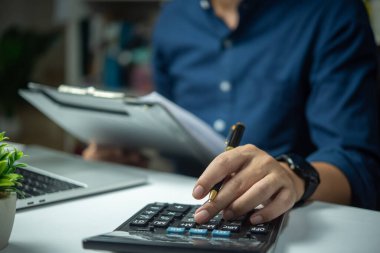 man hand press hesap makinesi ve belge mali, vergi, muhasebe, istatistik ve rapor kavramı.