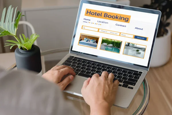 Online Konsept Rezervasyon Dizüstü Bilgisayar Planlama Seyahat Arama Oteli Rezervasyonu — Stok fotoğraf