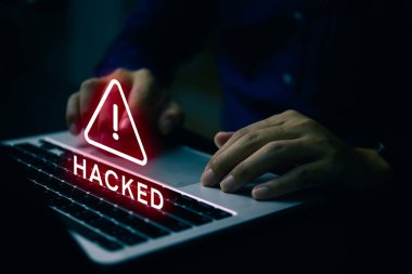 Sistemi hacklenmiş bilgisayar kullanan bir adam bilgisayar ağındaki uyarı işaretleri saldırısına uğruyor. Veri Koruması. İnternet zararlı yazılım virüsü siber güvenlik ve siber suç kavramı.