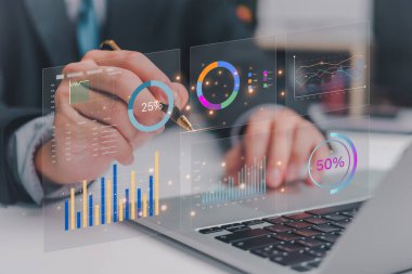 İş geliştirme ve teknoloji analisti pazarlama stratejisi planlama raporu için. grafik analizi ve fütüristik sanal arayüz ekranındaki bilgiler.
