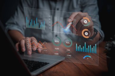 İnsan programcısı, pazarlama ve geliştirme bilgilerini ve Veri Yönetimi Sanal Arayüz Ekranını analiz eden dizüstü bilgisayar kullanıyor. İş Zekası veri analizi, yönetim kavramı.