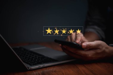 Müşteri memnuniyeti servisi, sanal dijital ekranda beş yıldızlı bir şekil akıllı telefon konsepti anket değerlendirme memnuniyeti, kalite değerlendirmesi, iyi ürün servisi değerlendirmesi .