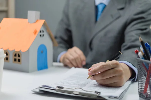 Επιχειρηματίας Που Έχει Στυλό Και Υπογράφει Συμβόλαιο Αγοράς Σπιτιού Κτηματομεσιτική — Φωτογραφία Αρχείου