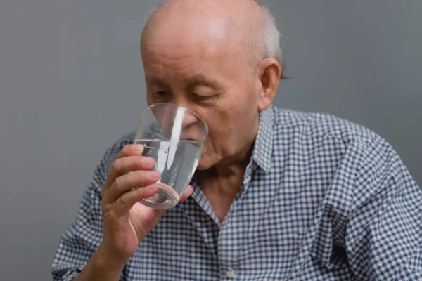 Azjatycki Starzec Pije Zdrową Wodę — Zdjęcie stockowe