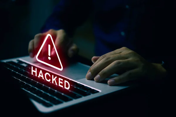 Mann Der Computer Mit System Gehackt Warnschilder Angriff Auf Computernetzwerk lizenzfreie Stockfotos