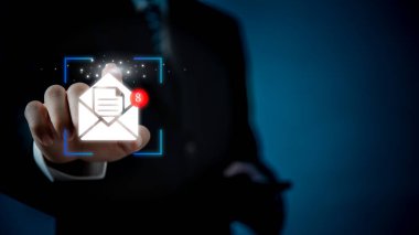 Erkek el, ikon e- posta zarflarını sanal holograma basar. Elektronik posta veya uyarı pazarlama kavramına sahip e-posta için iş bülteni