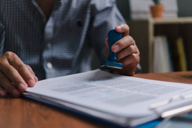 Belge kontratına onaylı damga vuran bir işadamı. Bilgi hukuku kavramının ticari pazarlama yatırımı.