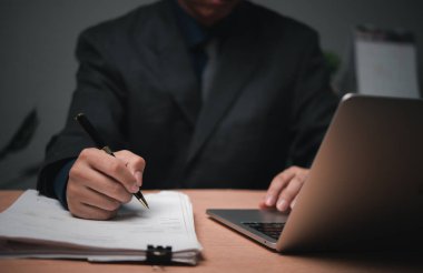 Ofisteki deftere kalem yazan erkek elleri. Öğrenme, eğitim ve çalışma. Hedefler, planlar, yapılacaklar ve dilekler listesi..