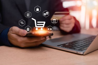 Adam internet üzerinden akıllı telefon alışverişi ve ekrandaki cep telefonunda e-ticaret simgesi kullanıyor. ödemeyi internetten al. Dijital pazarlama ve finansal bankacılık.