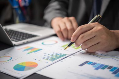 Finansal belgeleri analiz eden bir iş adamı. ticari yatırım bilgileri, mali ve vergi sistemi planlaması ve iş stratejileri kavramı.