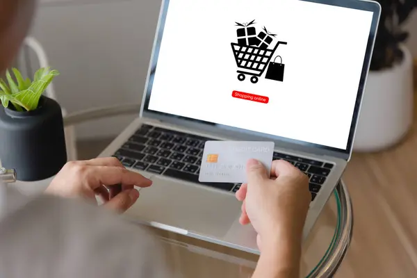 Memegang Kartu Kredit Menggunakan Laptop Dengan Aplikasi Belanja Online Konsep Stok Gambar