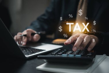 İş adamı ödeme için hesaplama ve dizüstü bilgisayar gelir vergisi kullanıyor. Finansal araştırma, hükümet vergileri ikonu sanal ekran.