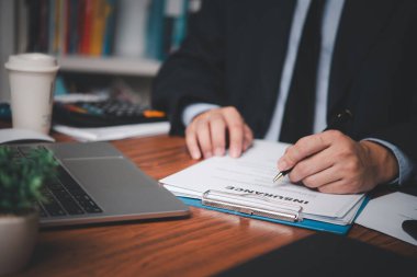 Sağlık sigortası, sözleşme sigortası, araba ve ev için başvuruda bulunan başvuru formu belgesi.