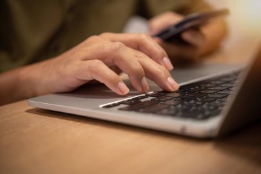 İnternette araştırma ve veri analizi için dizüstü bilgisayar kullanan bir iş adamı. Teknoloji ve yenilik ve büyüme kavramı