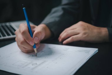 Bir planlama konutu, ev tasarımı ve yenileme gayrimenkul projesinin iç mimari ve mühendislik projesinde işbirliği