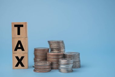 Bozukluklarla Tahta Küp Vergi Ödeme Konsepti. Ticari mali planlama büyümesi ve başarı zenginlik yönetimi ve yatırım fırsatları ekonomisi