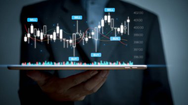 Ekonomik Başarı ve Yatırım Stratejisi için İşadamı Borsa Grafiğini Analiz Ediyor. Kurumsal İş ve Büyüme Konsepti