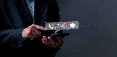 Dokunmatik ekran ile el ele tutuşan akıllı telefon e-posta simgesi çevrimiçi iletişim, sosyal medya kavramı.