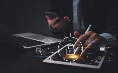 Siber Güvenlik Sistemi Bilgi Güvenliği Depolama Ağı 'nı koruyor. Dizüstü bilgisayar İnternet Güvenli Veri Yönetimi gizliliği kullanan iş adamı.